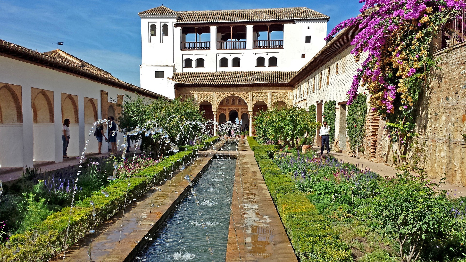 binnenplaats alhambra granada spanje