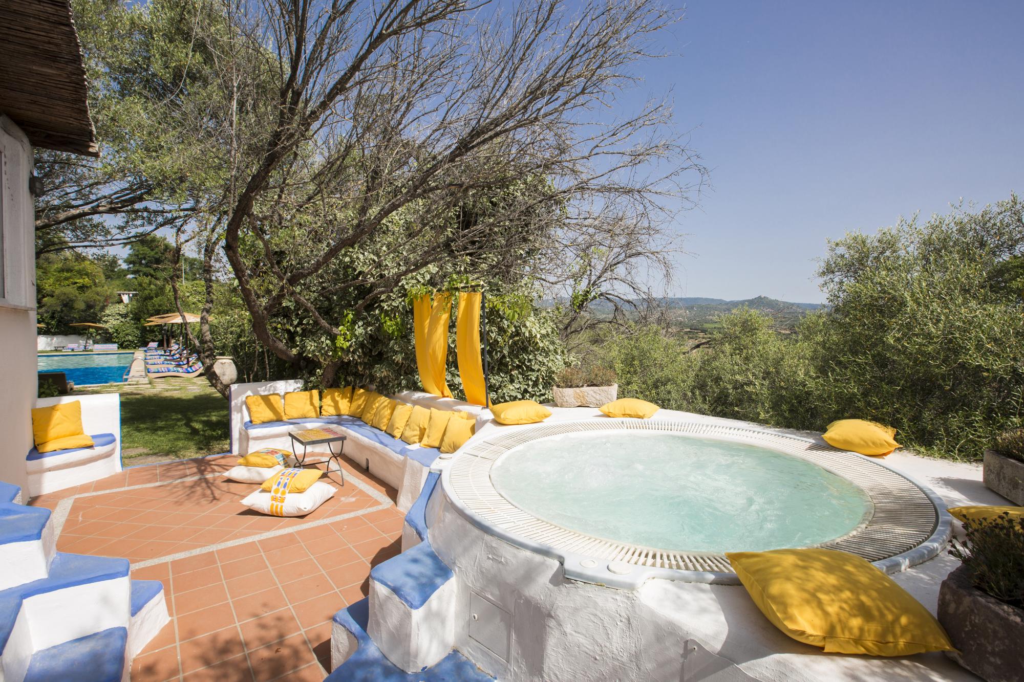 su gologone experience hotel ligging