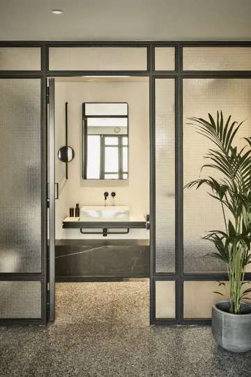 15 periant hotel deur badkamer