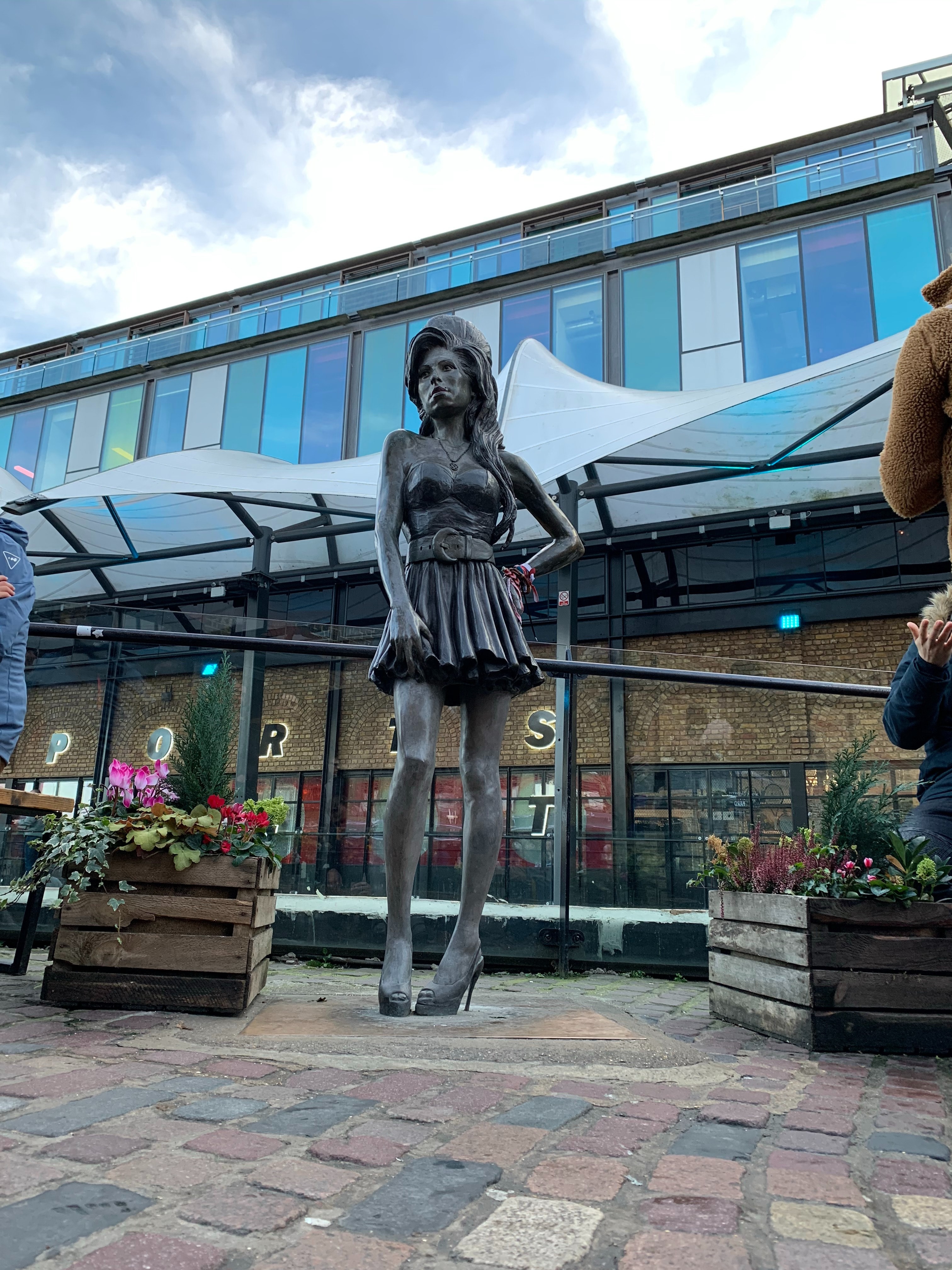 camden town amy winehouse statue london