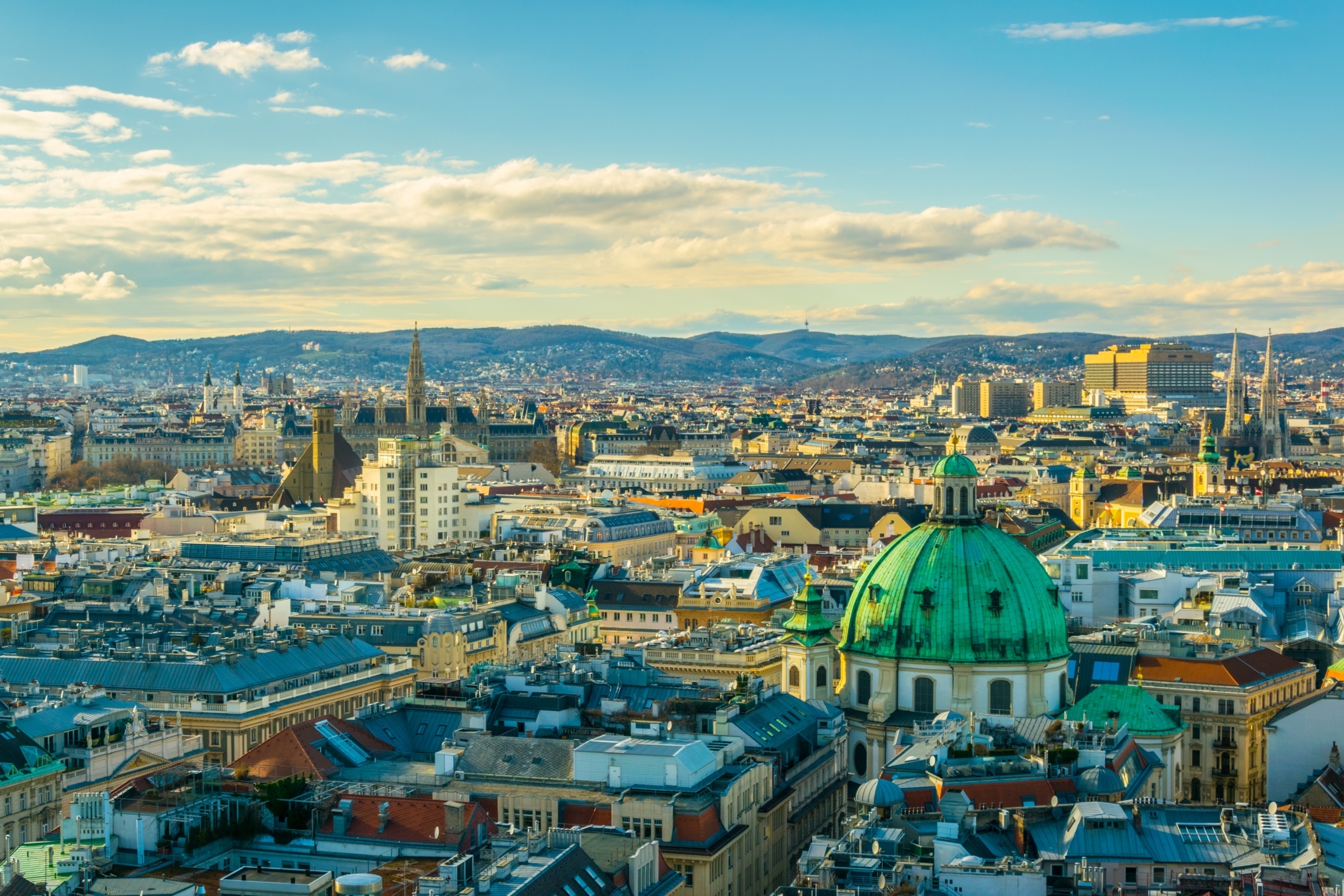 luchtfoto van wenen met toren van het stadhuis votivkirche en peterskirche kerken uit de stephansdom kathedraal