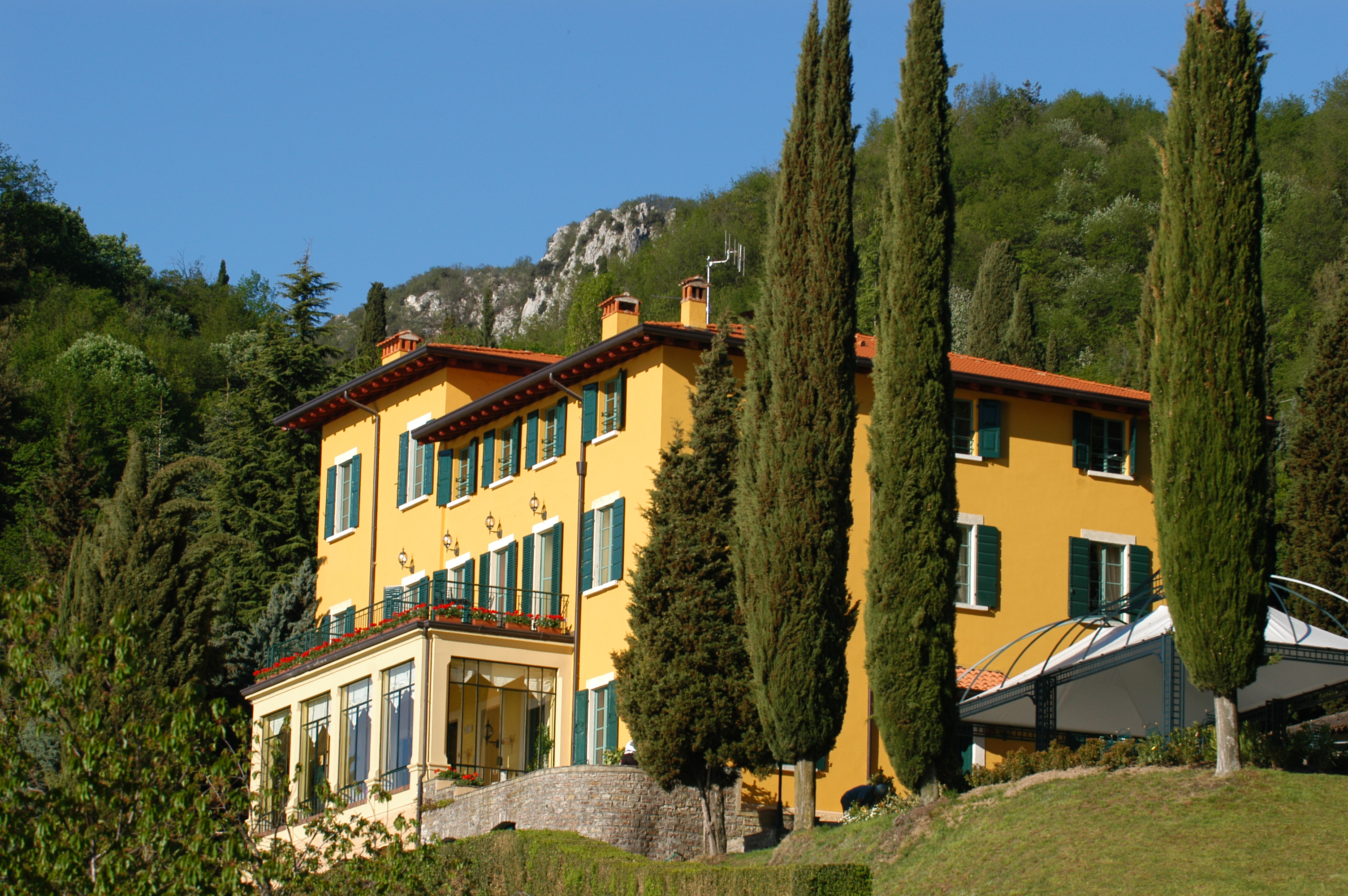 2 facciata villa sostaga