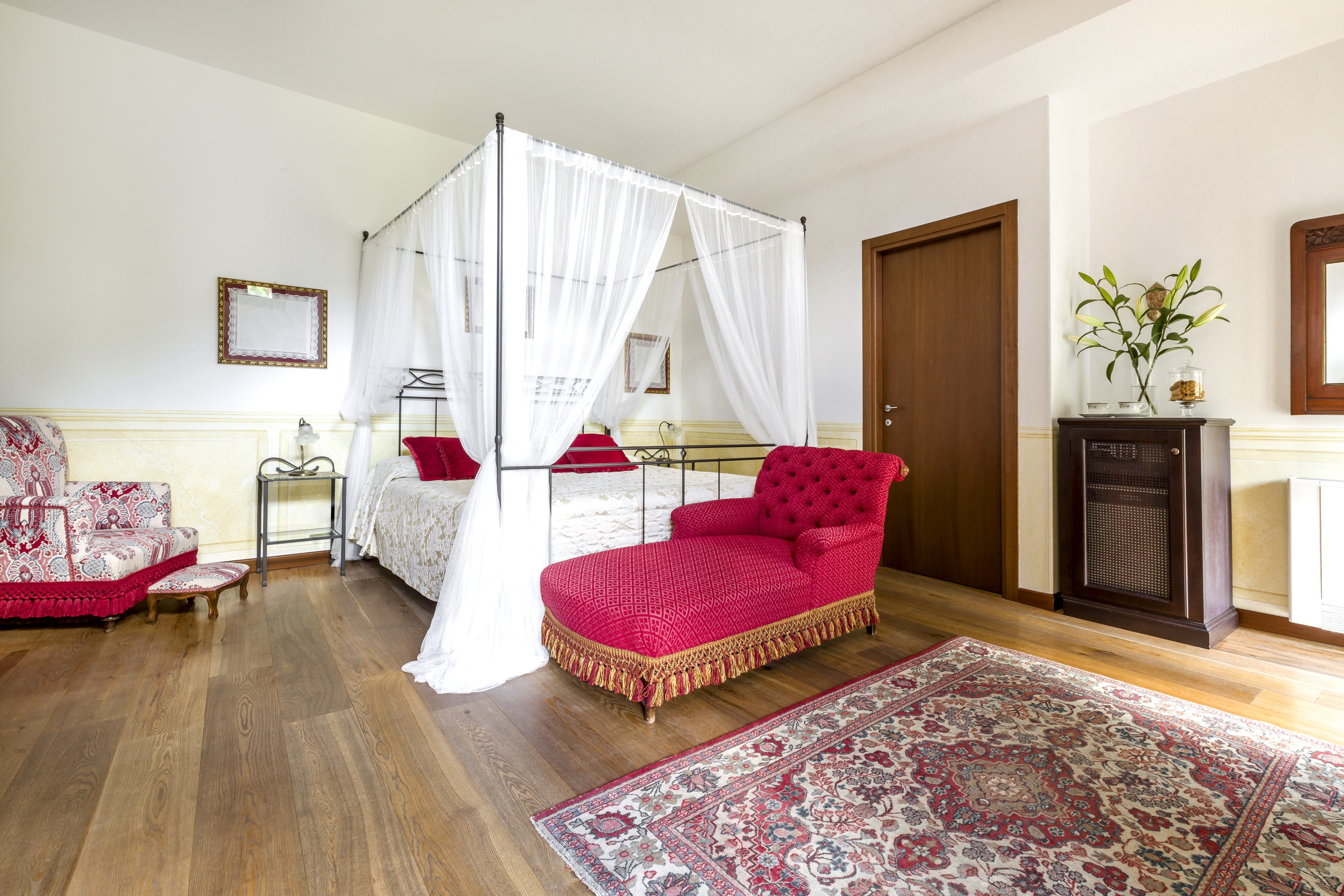 6 room red details villa sostaga