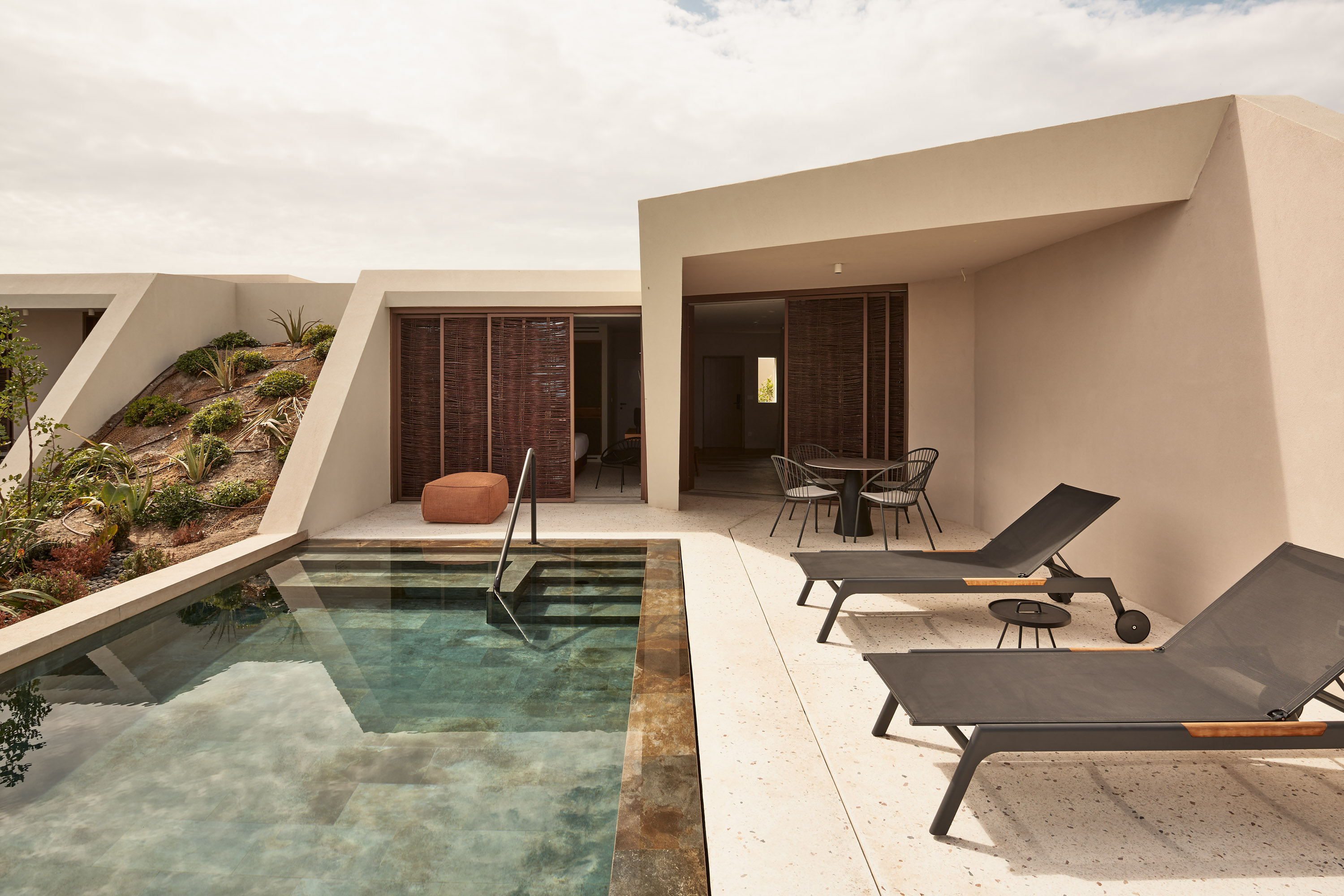 10 nous santorini pool suite exterior