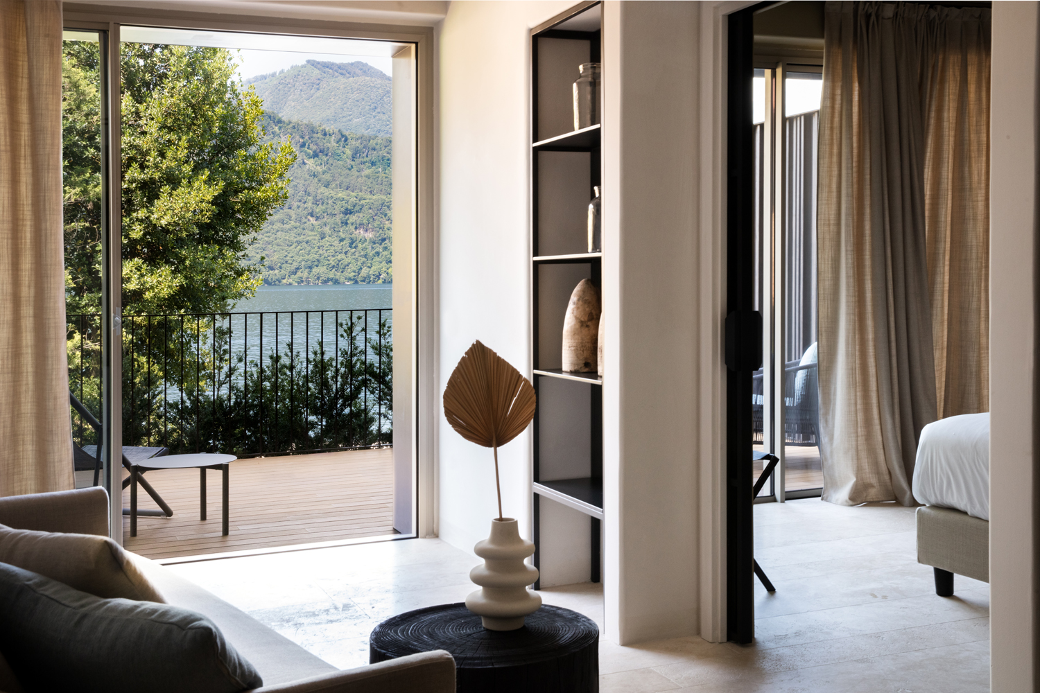 bedroom with view on lake