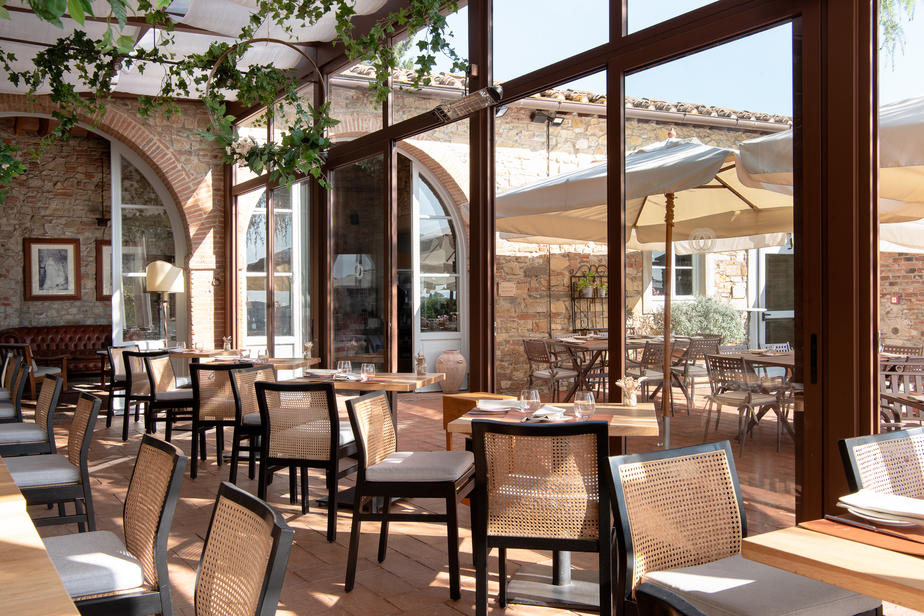12 restaurant zitruimte met grote vensters