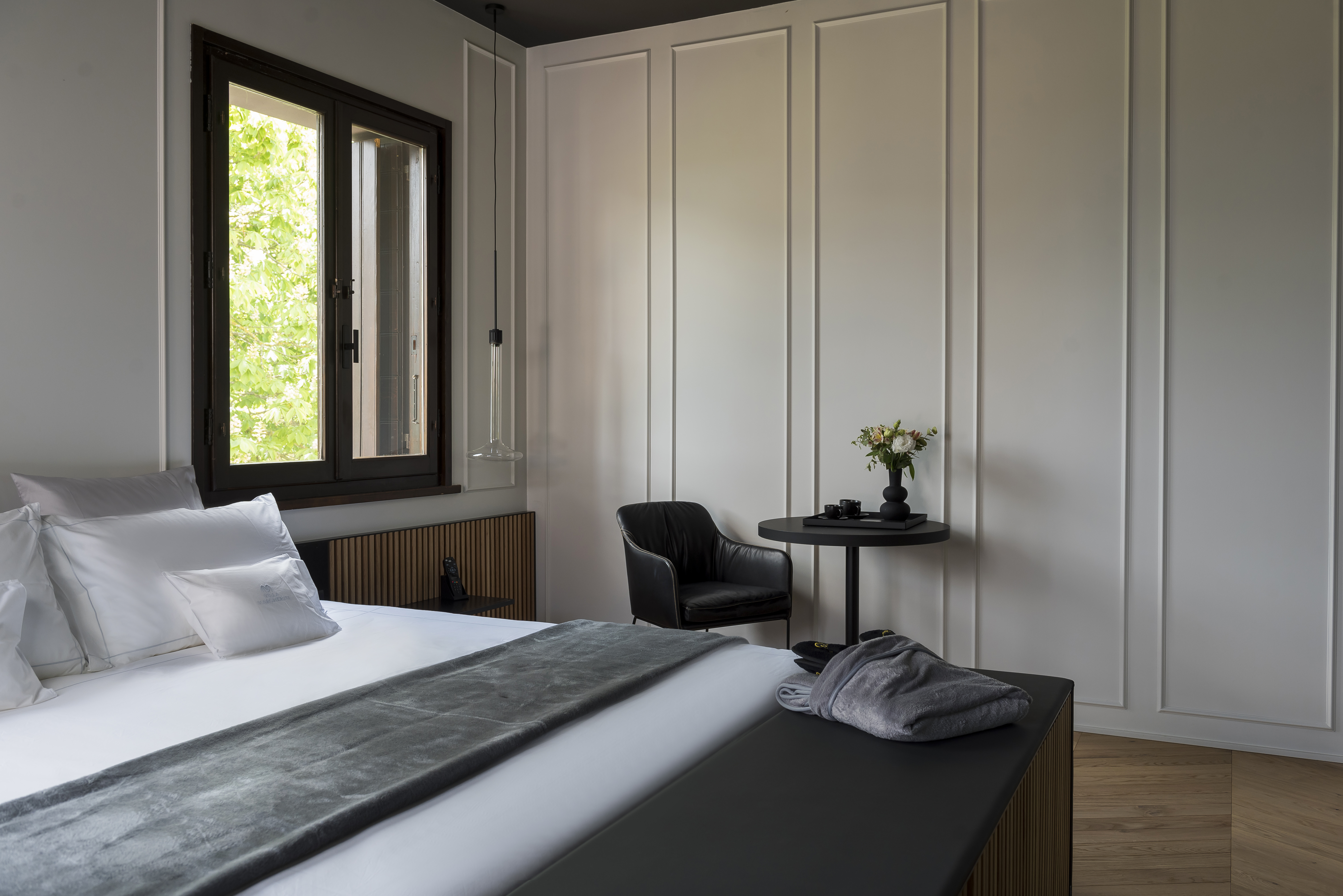 20 room with table relais villa margherita 43