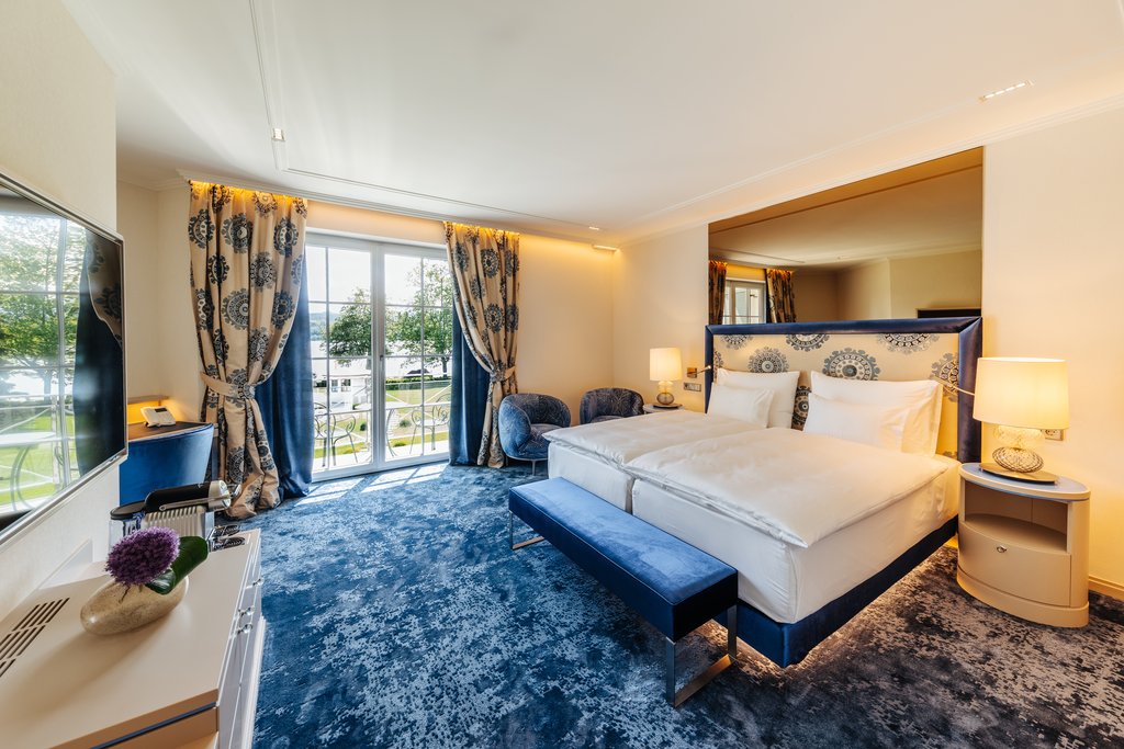 3 deluxe double with side lake view