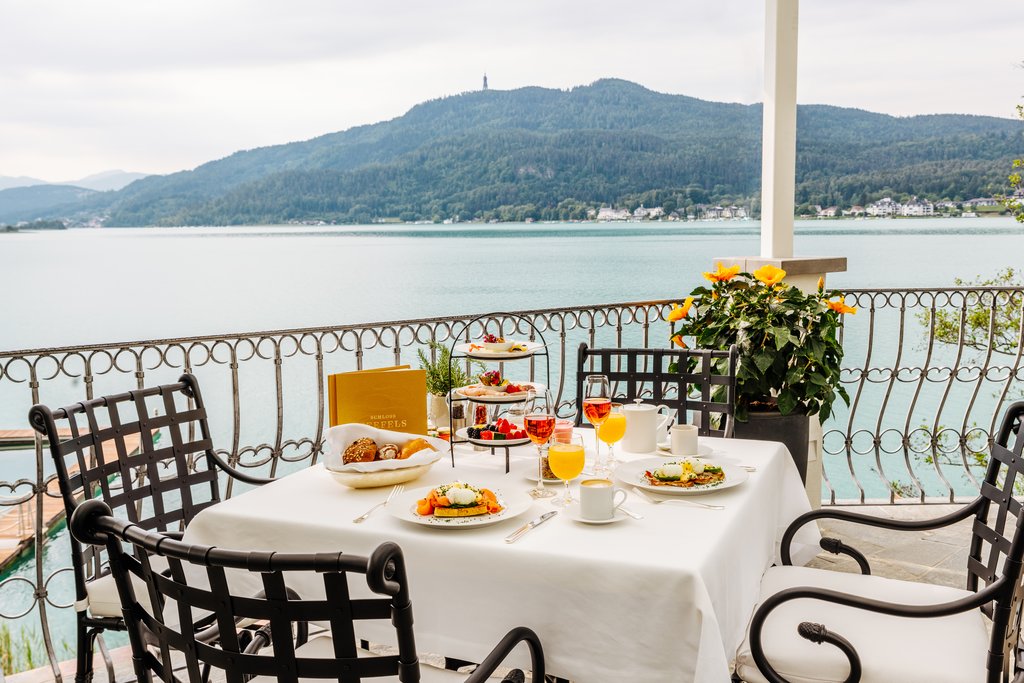 4 breakfast outside