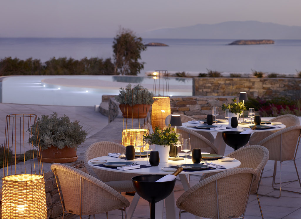 5 galazia hytra restaurant by night
