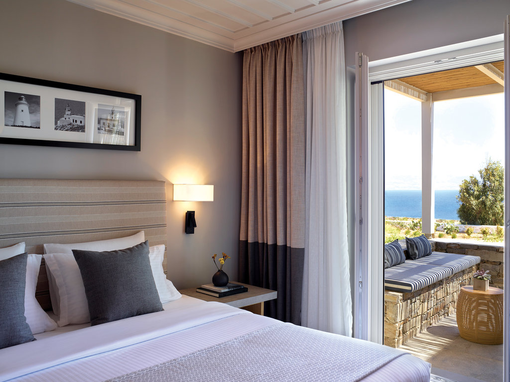 deluxe room sea view bed detail