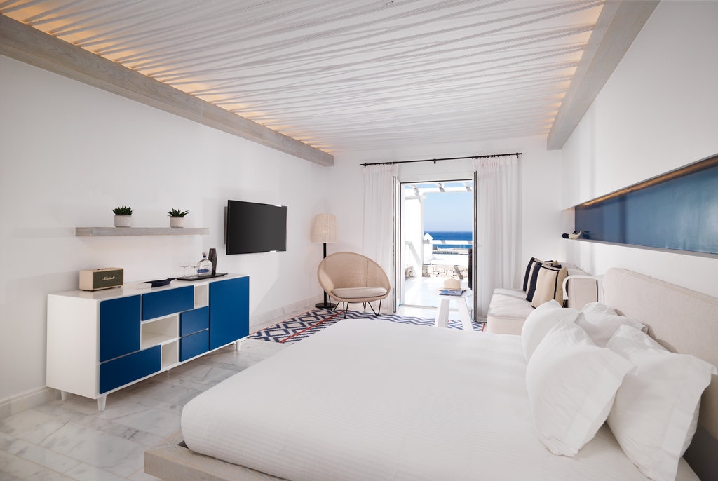 8 glam jacuzzi retreat bedroom