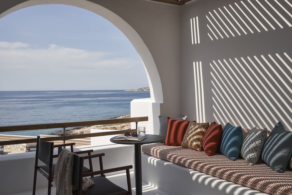 1 essence suite outside