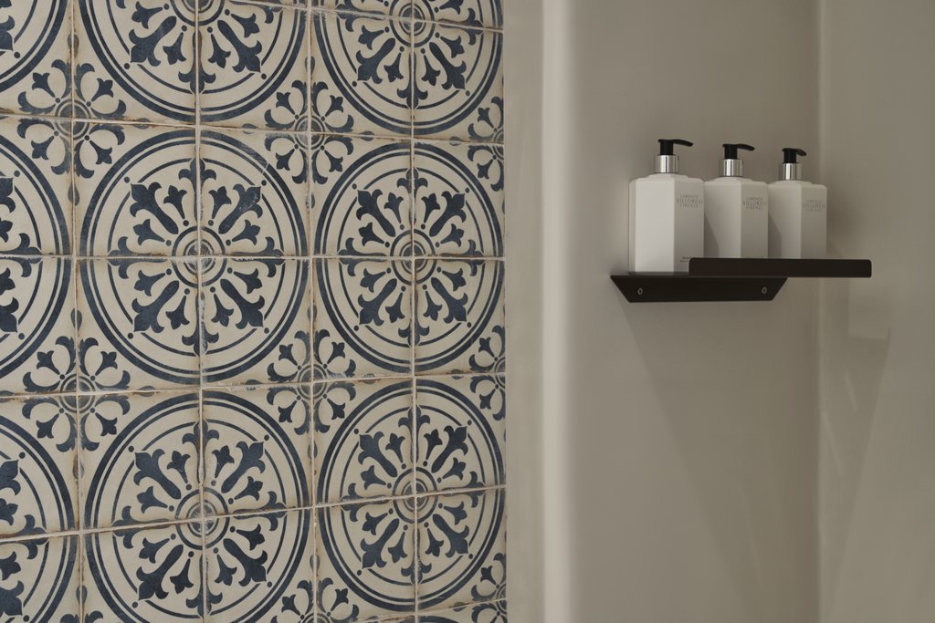 deluxe partial sea view bathroom detail