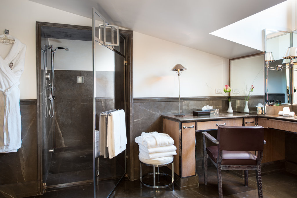12 suite bathroom