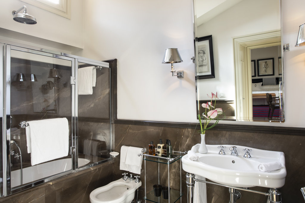 17 deluxe bathroom