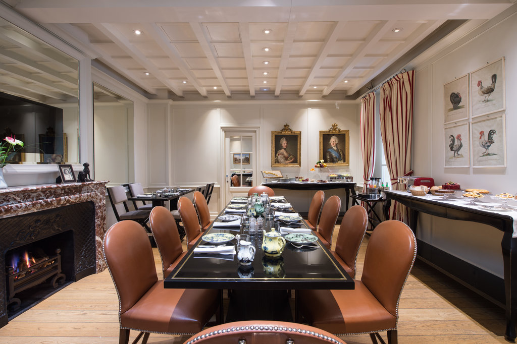 breakfast room