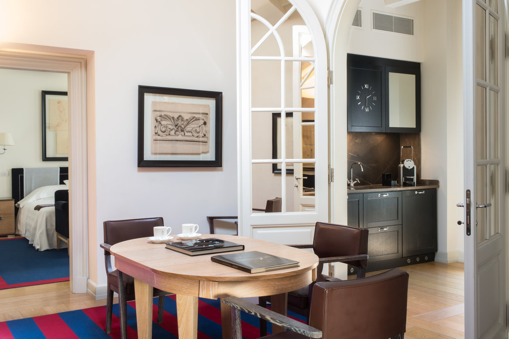 leonardo da vinci premier suite eating room