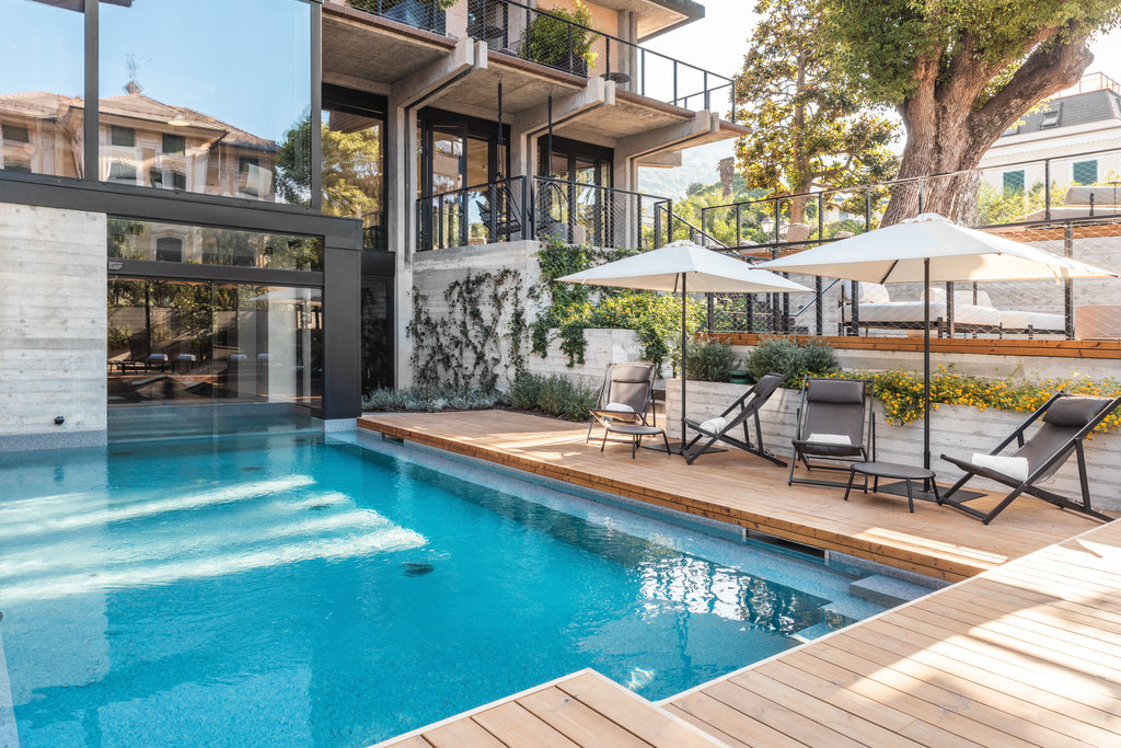 6 pool side