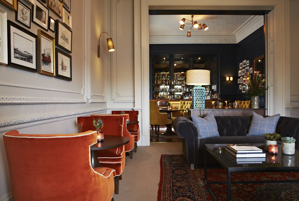 lounge with bar