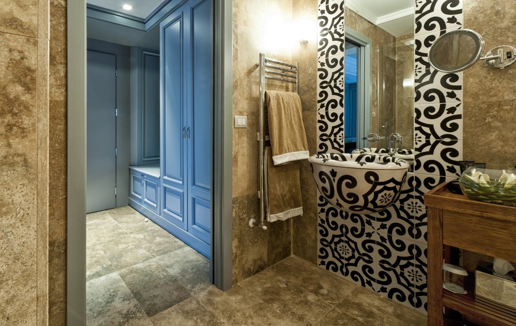 classic room bathroom