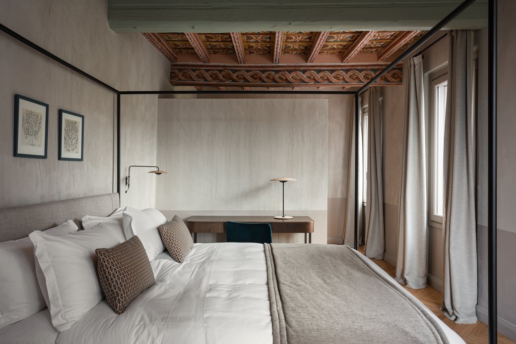 10 senior suite villa bed
