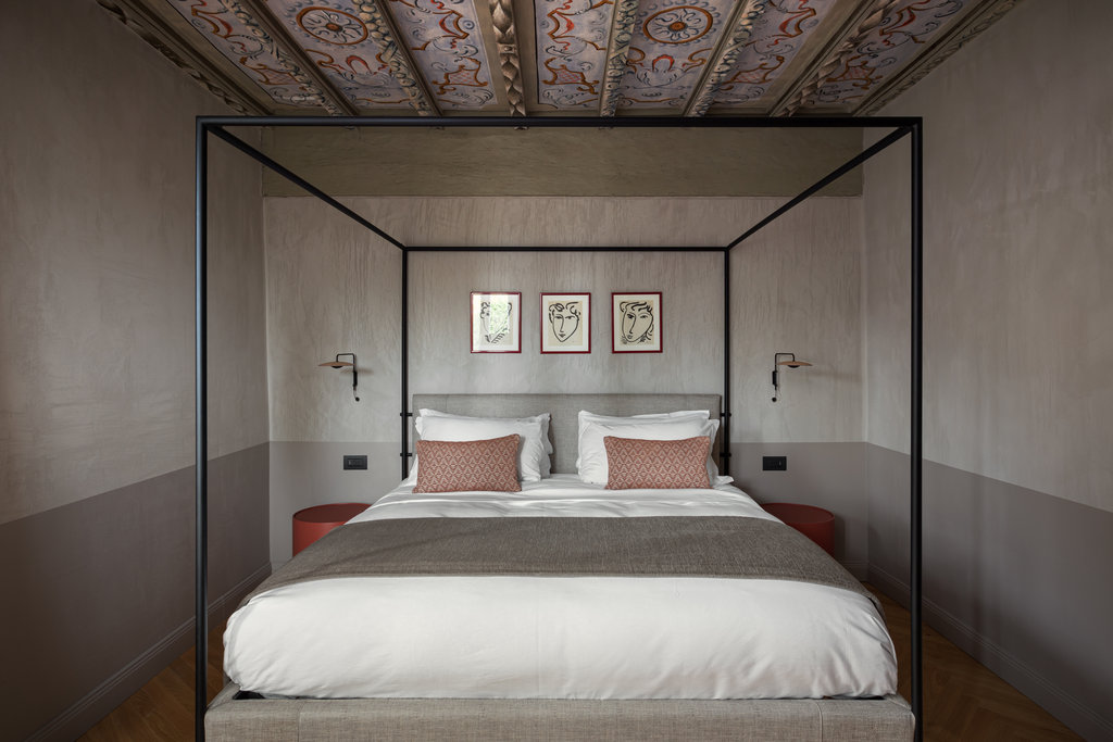 senior suite villa bed detail