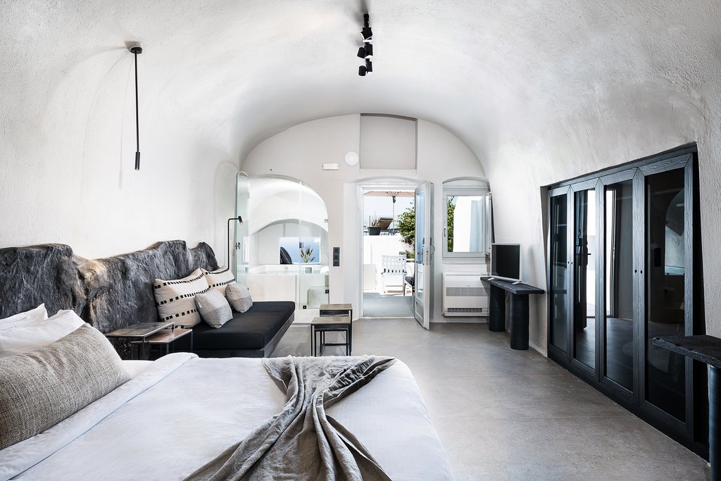 8 honeymoon suite black accent