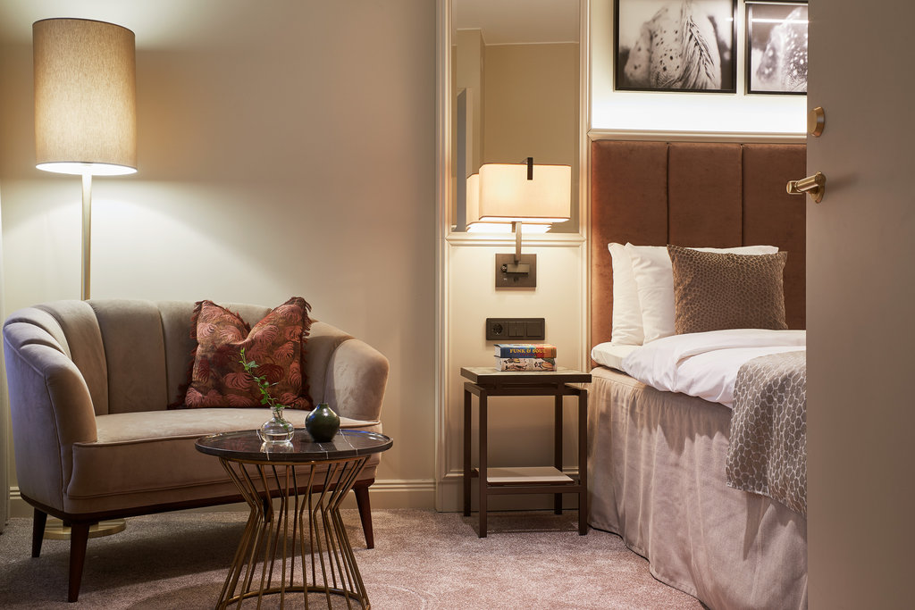 bank director suite bed