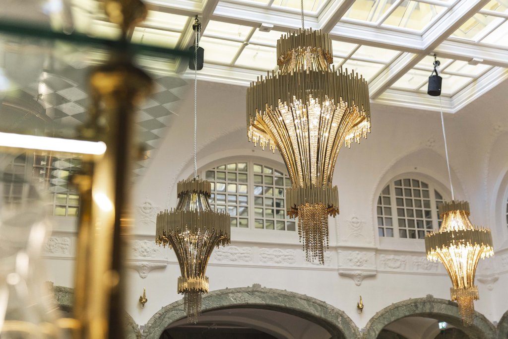 bonnies restaurant chandelier detail