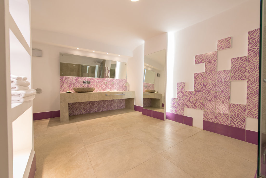 premium suite bathroom