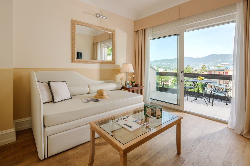 3executive suite lateral sea view living room
