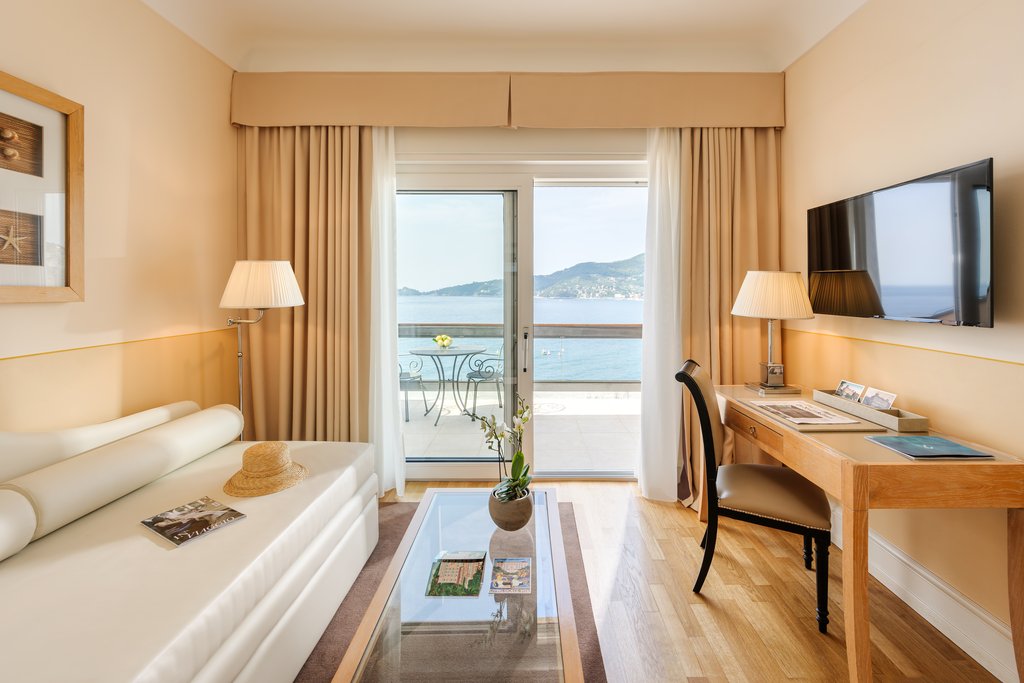 9panoramic executive suite sea front living room