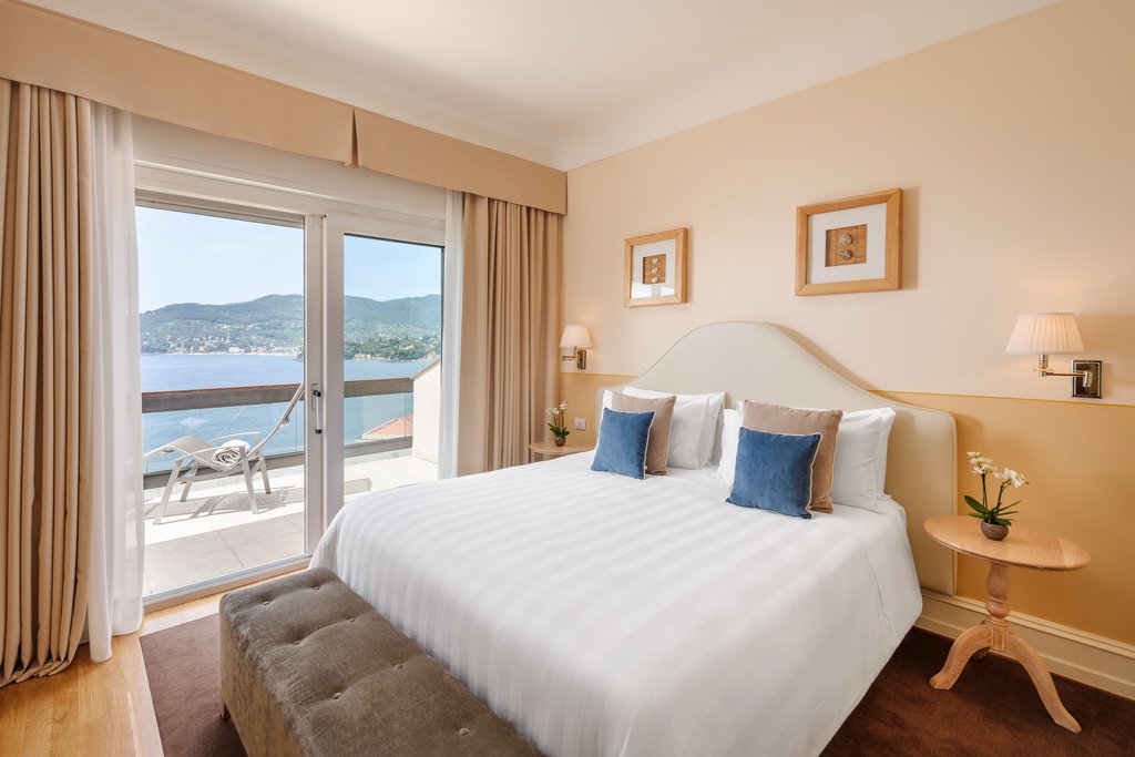10panoramic executive suite sea front bedroom