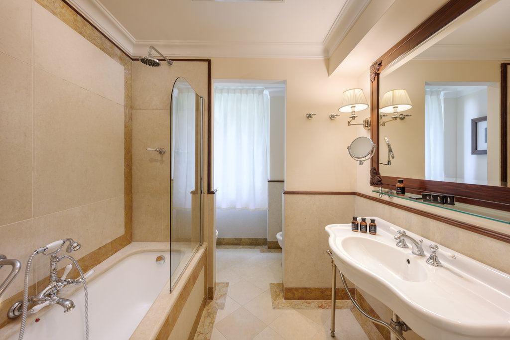 junior suite sea front bathroom
