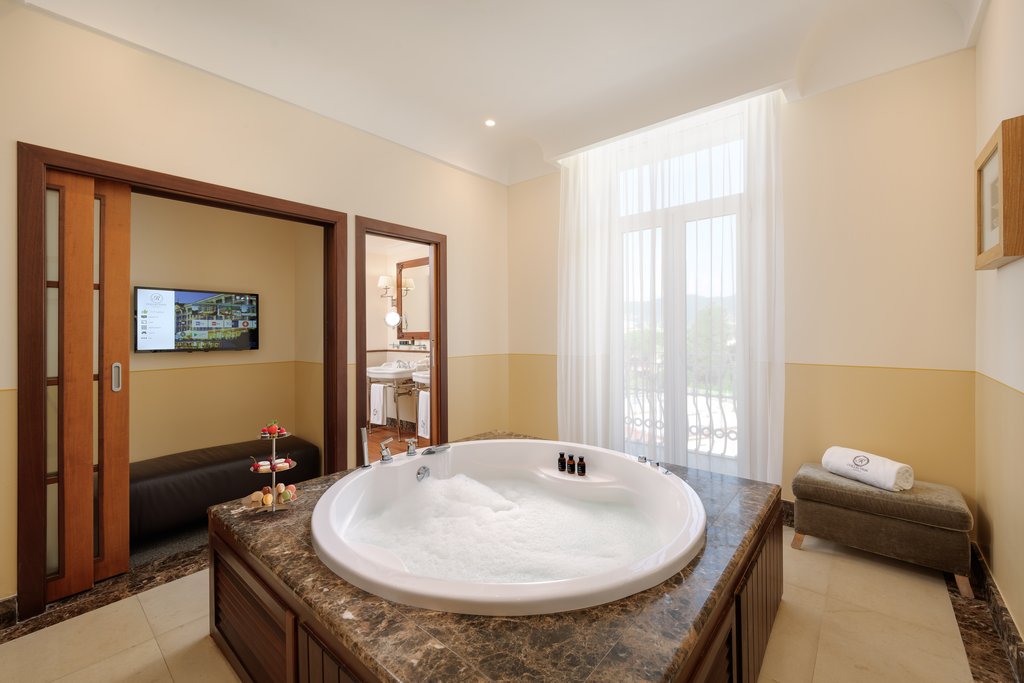 riviera romantic suite sea front jacuzzi