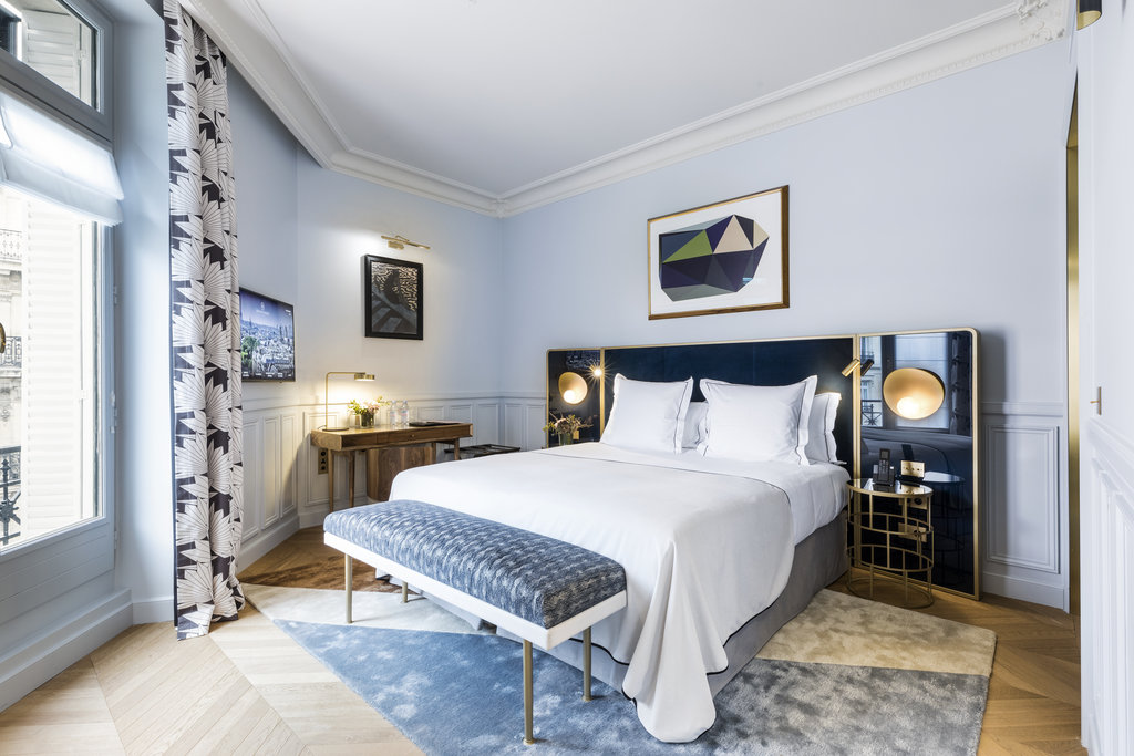 4deluxe room bed