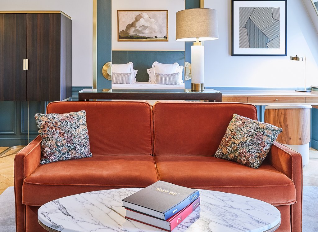 6eiffel tower suite couch