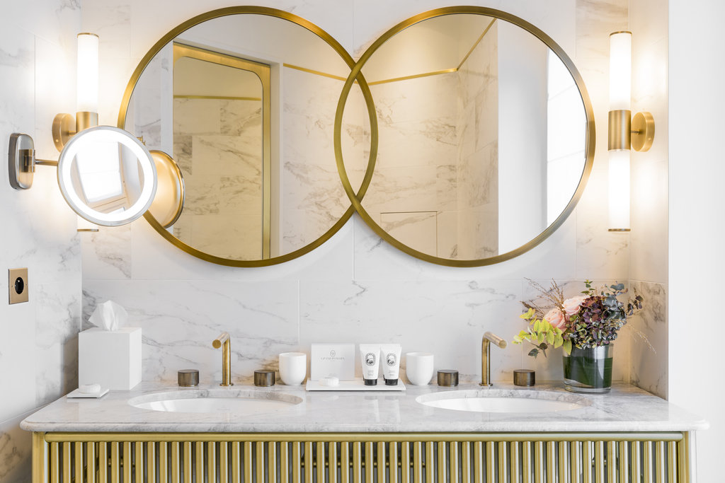 7deluxe room bathroom