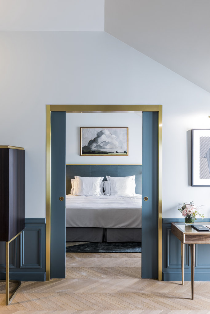 eiffel tower suite bedroom