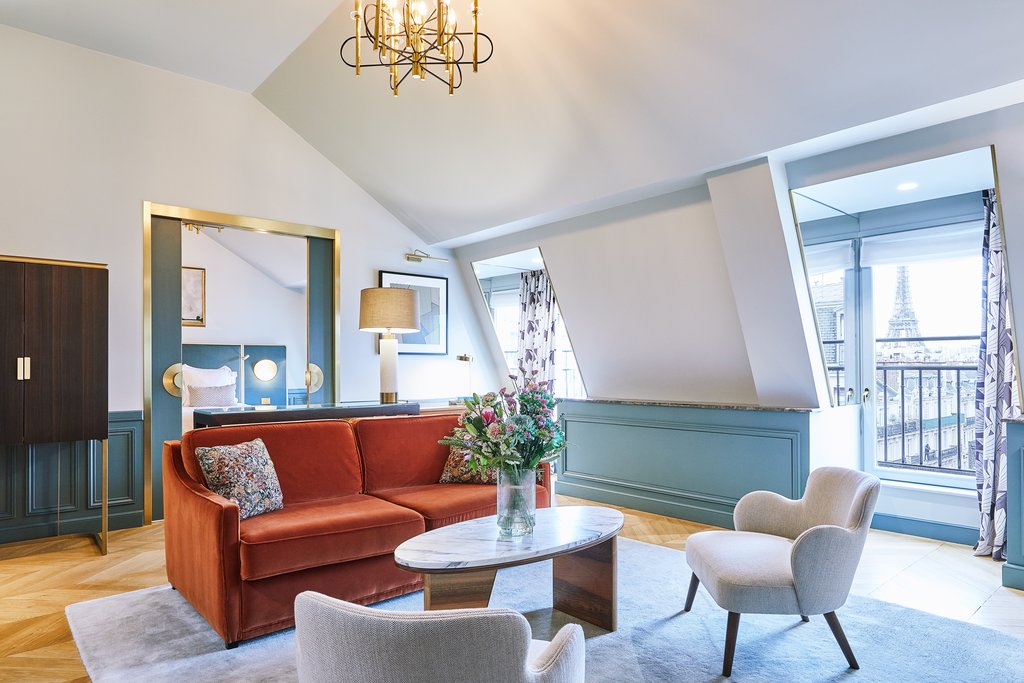 eiffel tower suite with view
