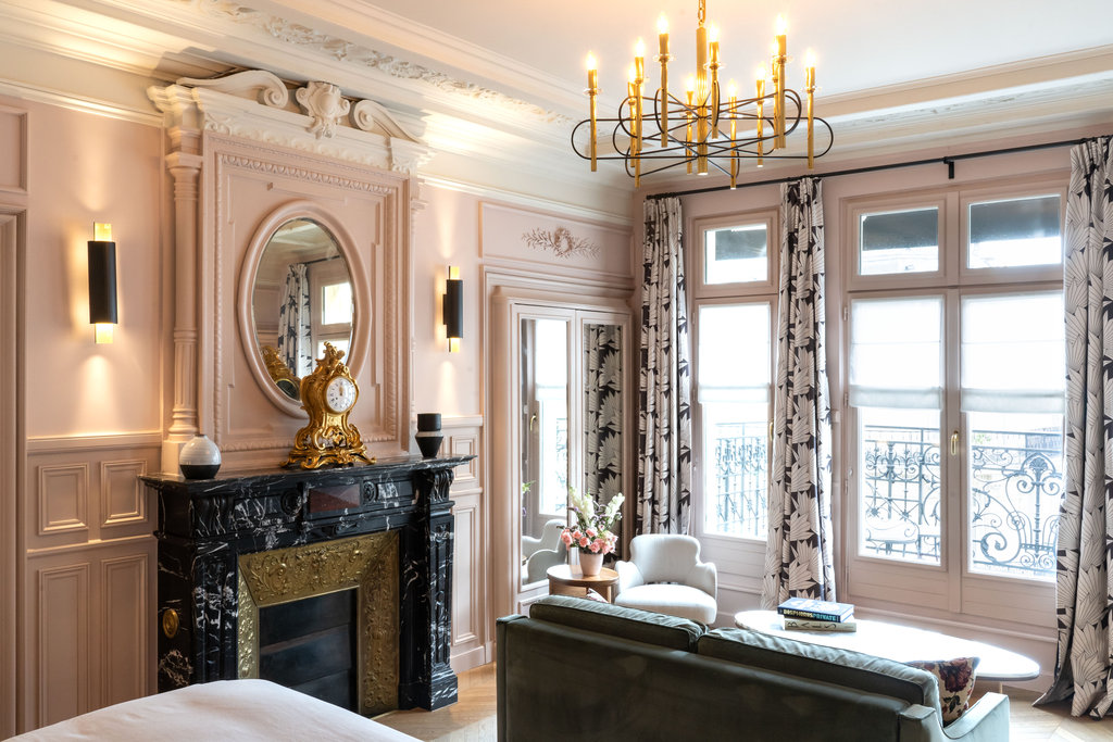 junior suite eiffel tower living room