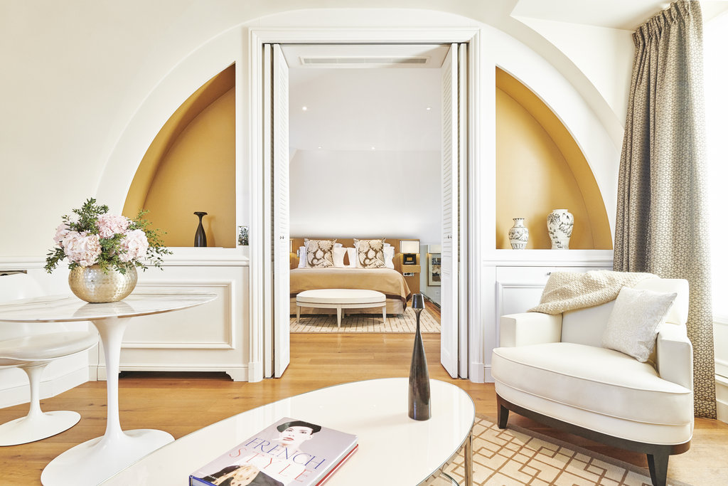 4eiffel tower suite living room