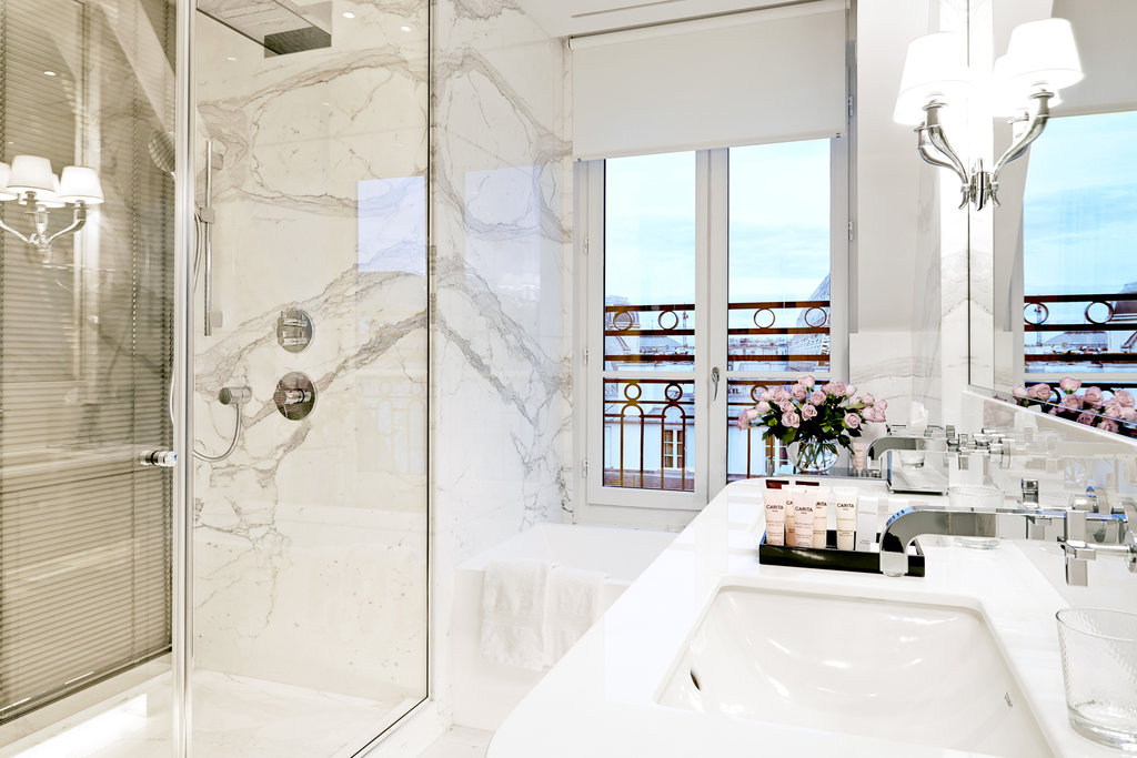 eiffel tower suite bathroom