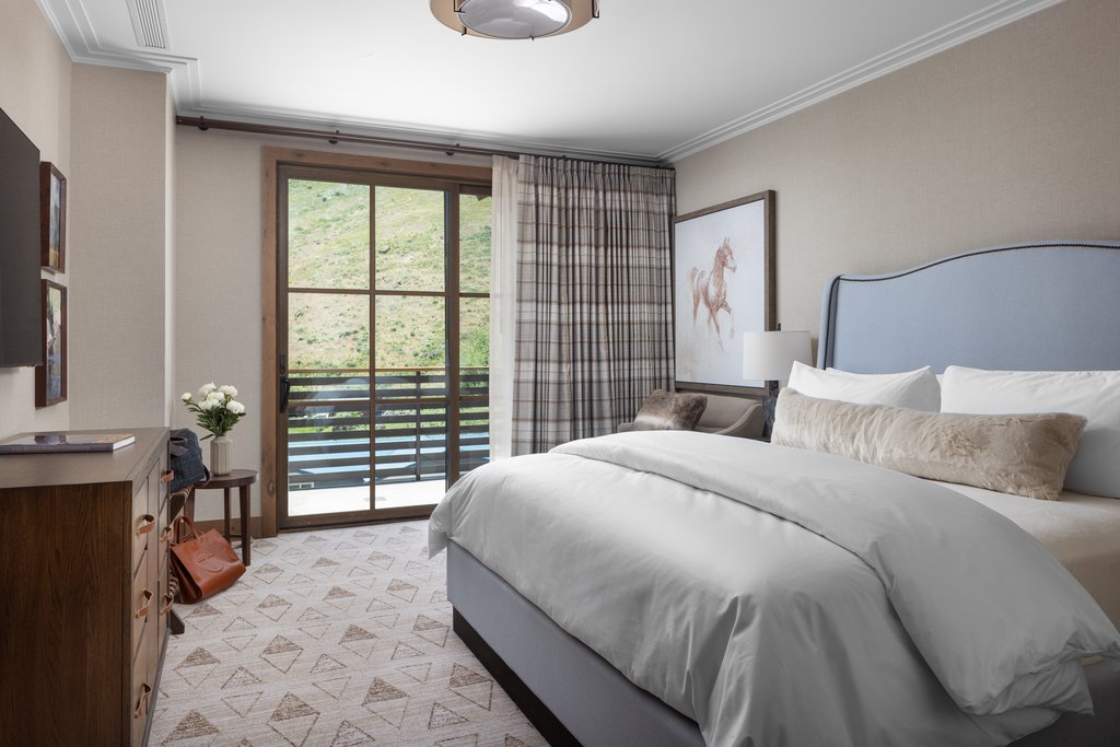 suite bedroom