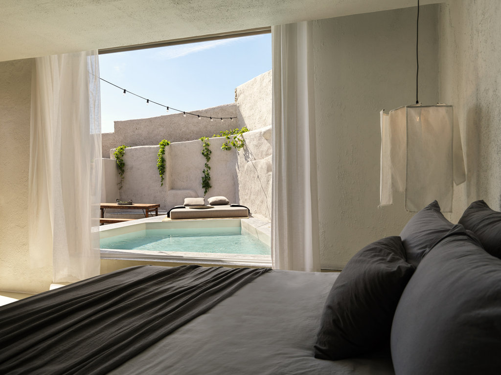 hideout nomad suite private pool view