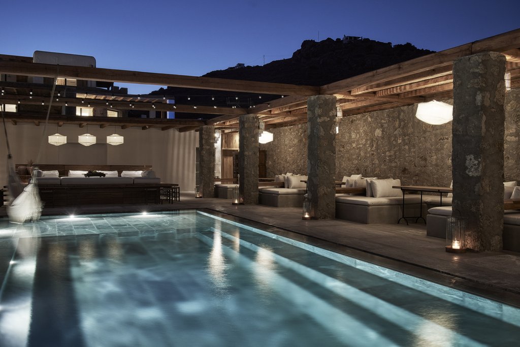 kululu bar with pool