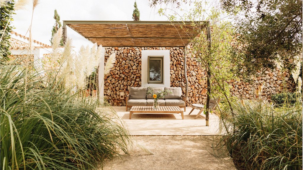2 grden cottage room outside