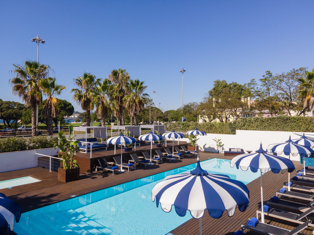 1 swimming pool outside