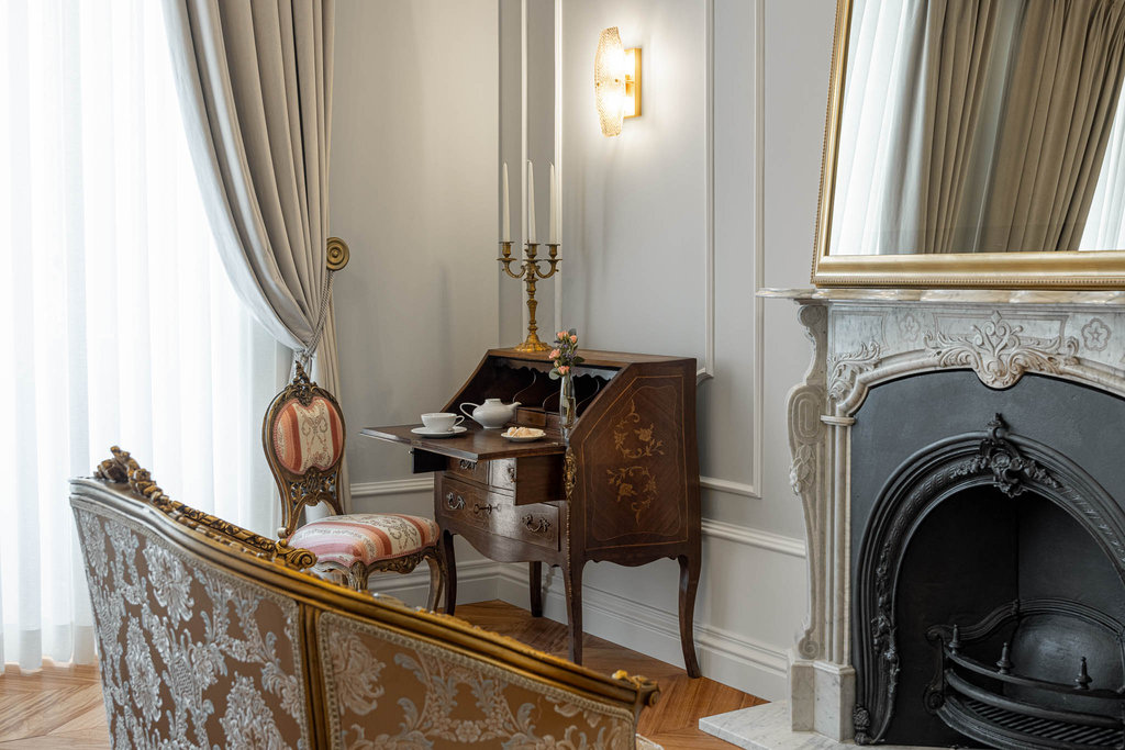 7 palacete premium room desk detail